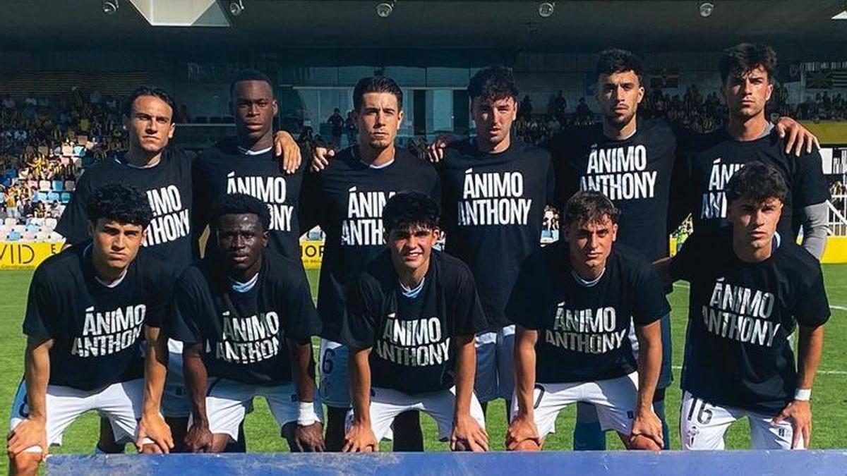 Los jugadores del Celta Fortuna posan con una camiseta en apoyo a Khayat, lesionado de gravedad.