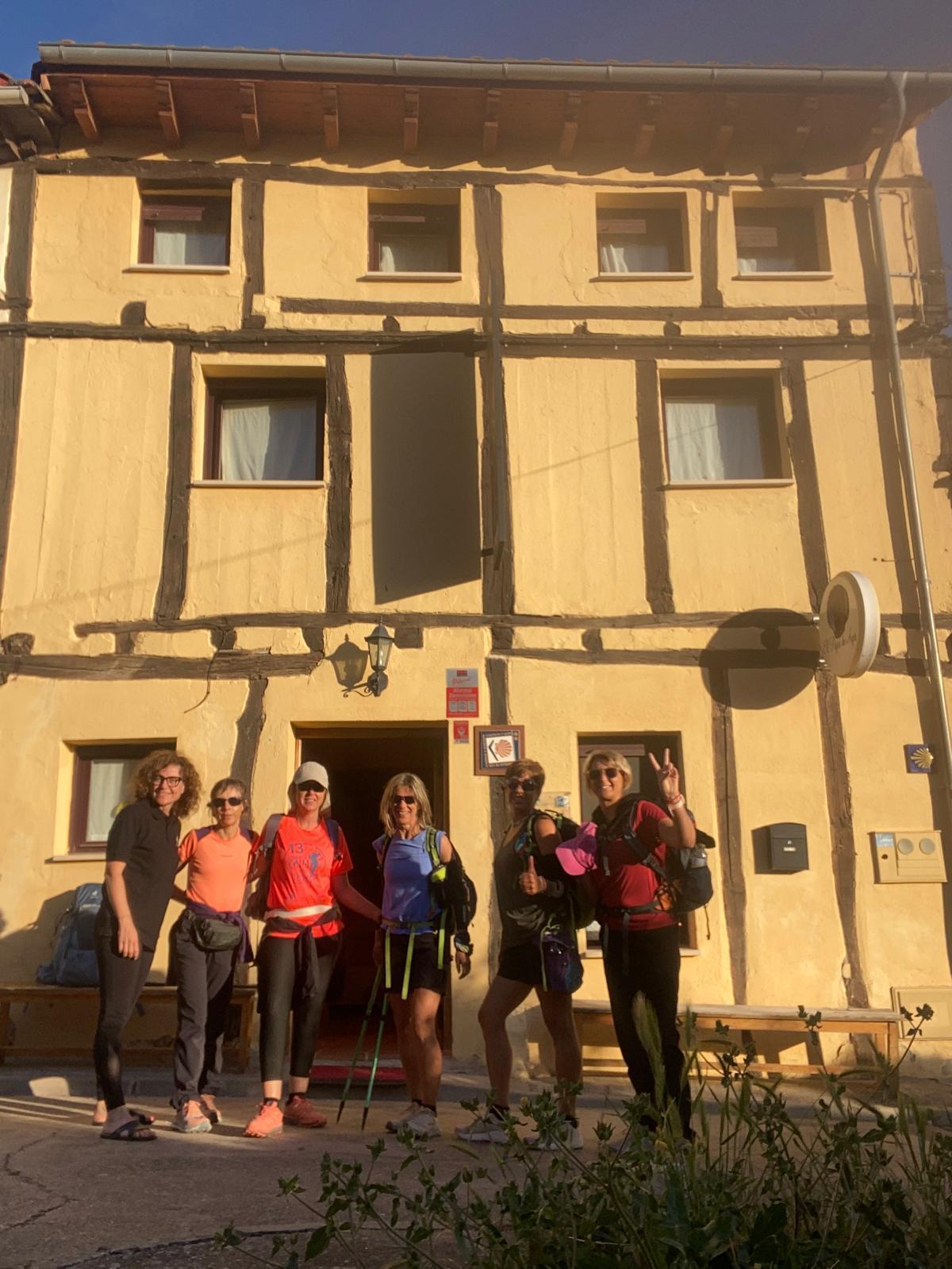 L'empordanesa Anna Gayolà amb un grup de pelegrines davant l'alberg El Pajar de Agés.