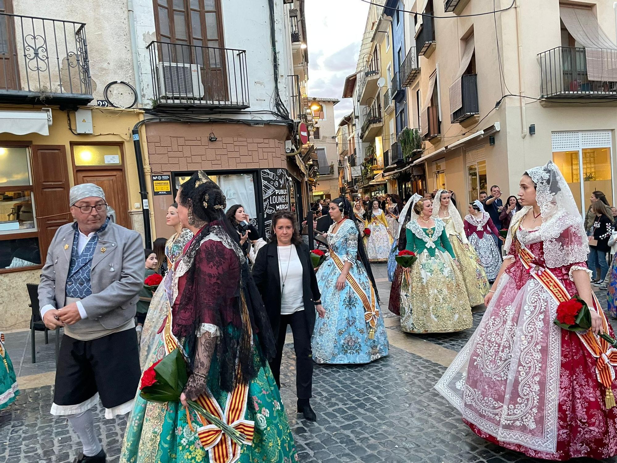 Más de 2.000 falleros y falleras participan en la Ofrenda de Xàtiva a la Mare de Déu de la Seu