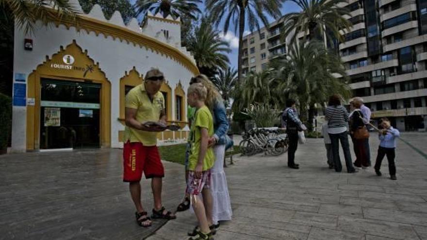 Turistas visitando la ciudad de Elche.