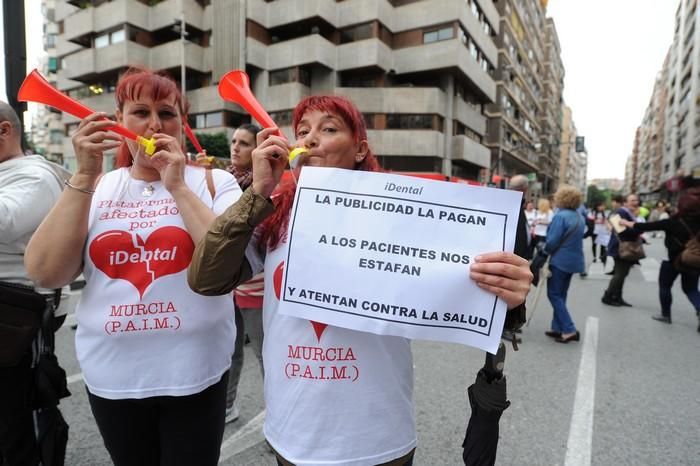 Manifestación de afectados por el cierre de iDenta