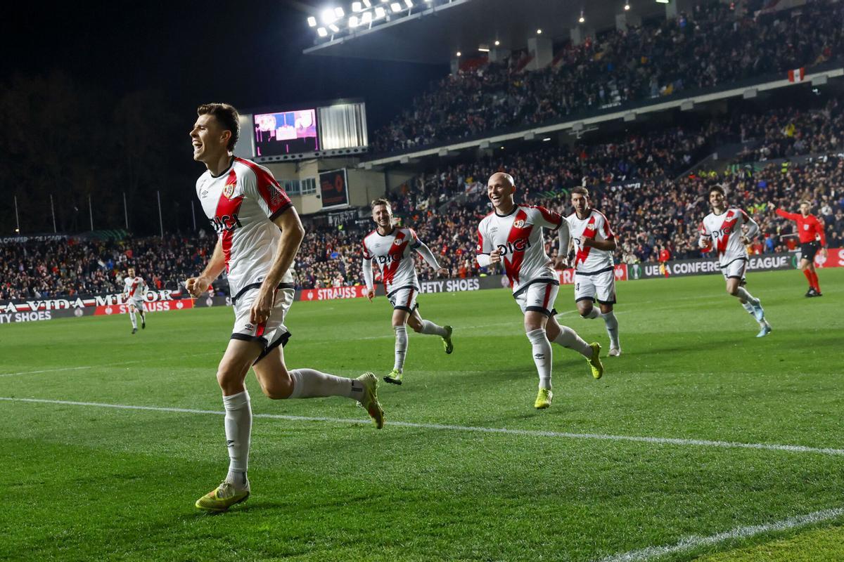 Los jugadores del Rayo celebran un gol en el estadio de Vallecas.