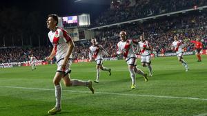 El centrocampista del Rayo Gerard Gumbau (i) celebra tras marcar el segundo gol, durante el partido de la Liga Conferencia que Rayo Vallecano y Drita Gjilan disputan este jueves en el estadio de Vallecas, en Madrid. EFE/Juanjo Martín. (Rayo Vallecano)