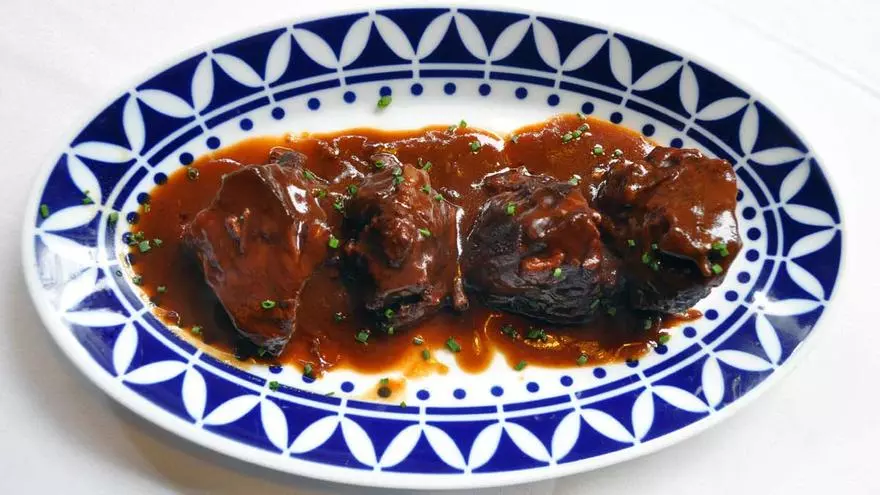 El chef Liberio Martinez, Casa de Tapas Cañota, enseña la receta de tacos de carrillada de ternera