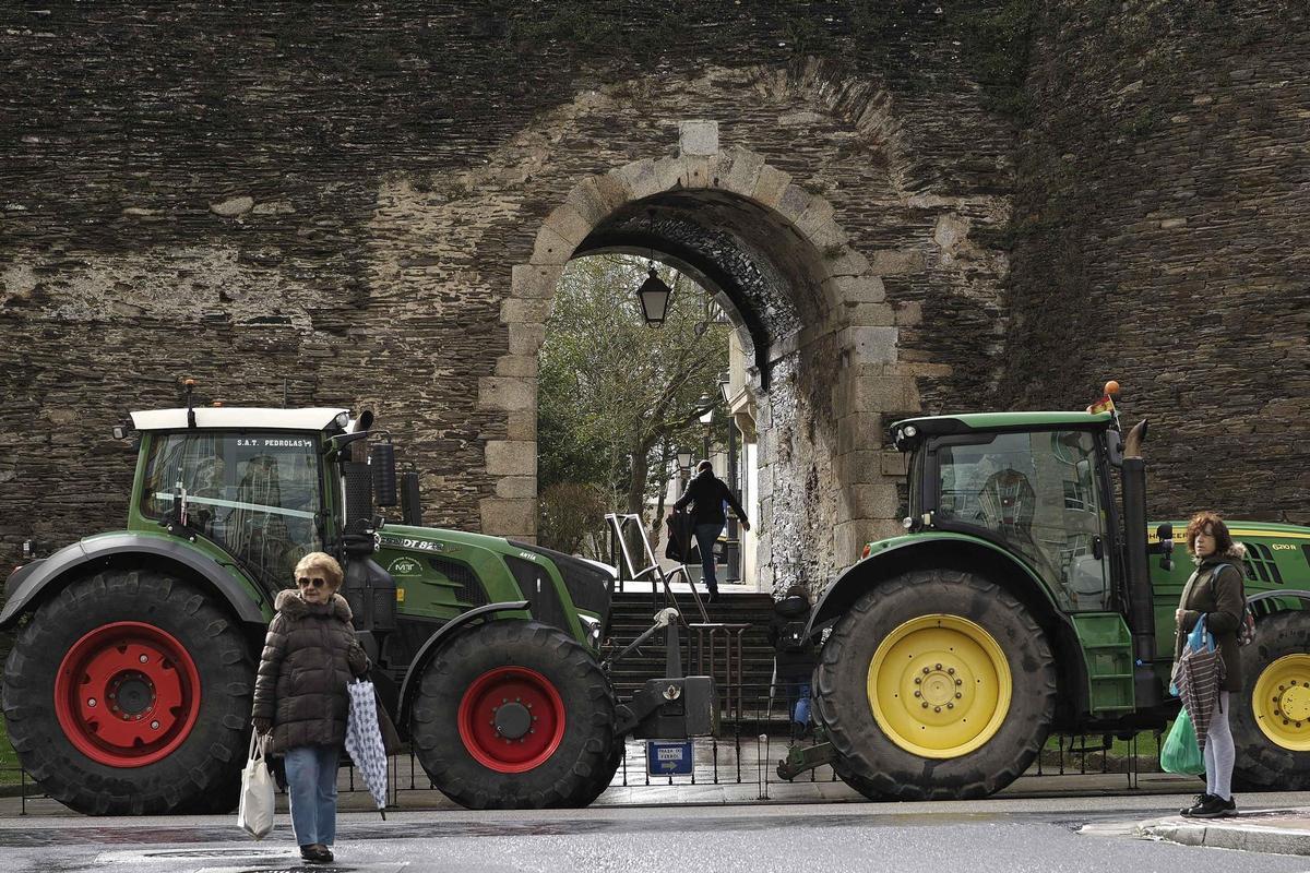Los ganaderos volvieron a dejar sus tractores alrededor de la muralla de Lugo como protesta.