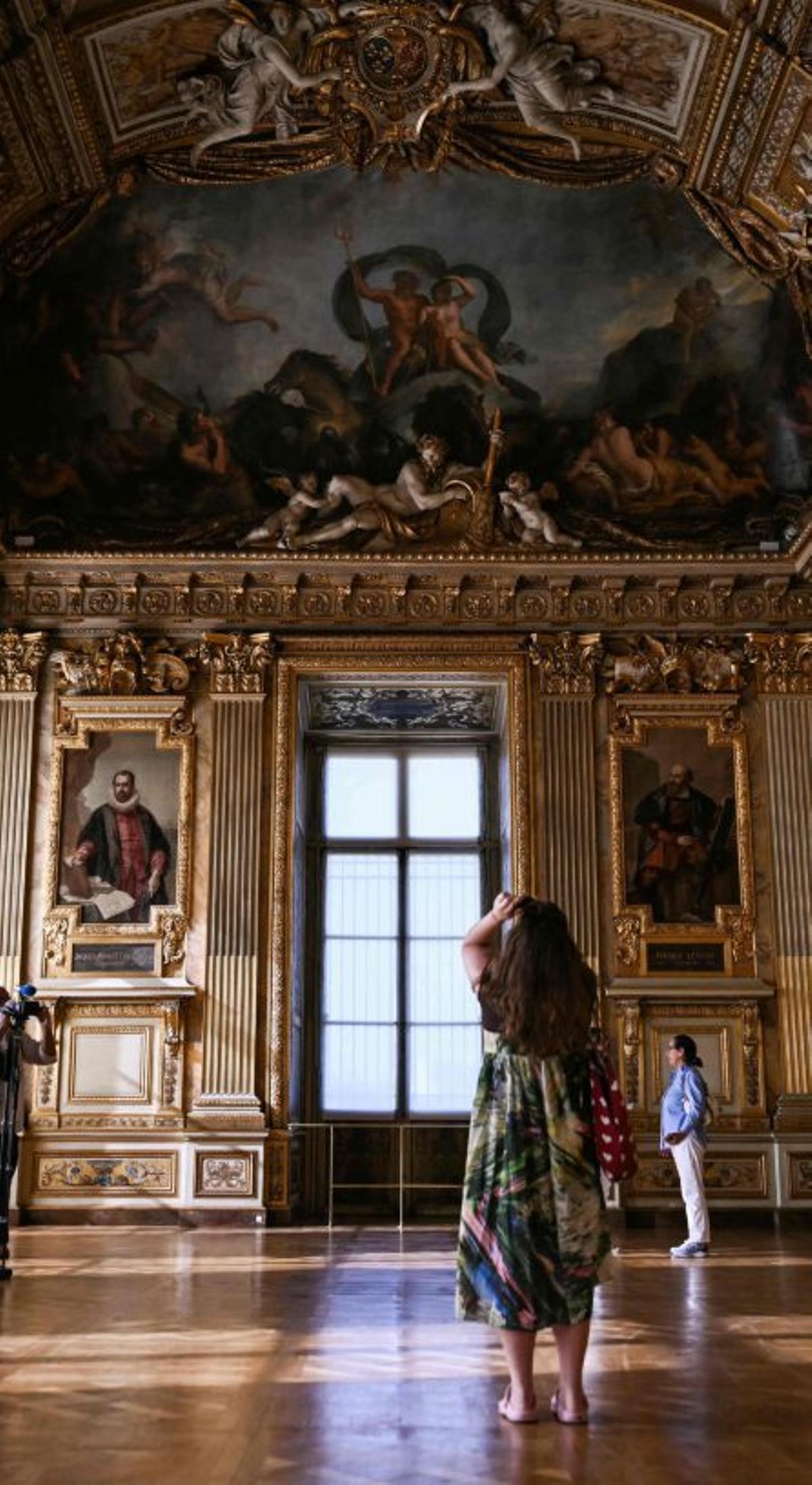 Reobre la galeria del Louvre que va ser escenari del "robatori del segle"