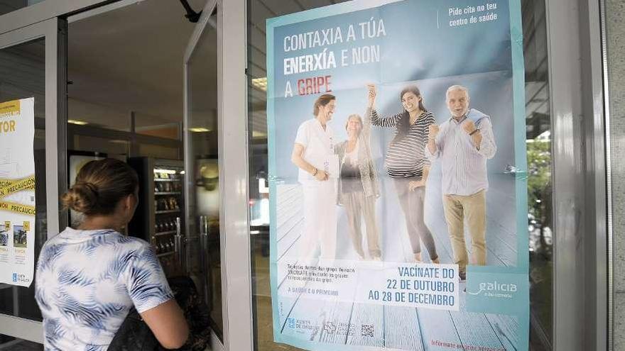 Un cartel anima a vacunarse contra la gripe en la puerta de entrada de un centro de salud.