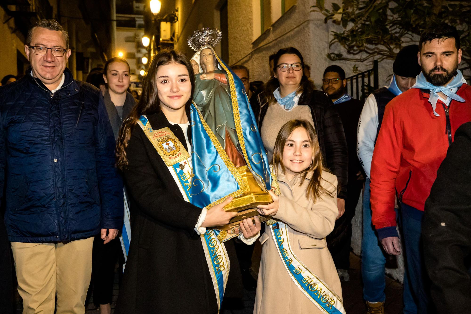 Devoción en Benidorm en la procesión de L'Alba