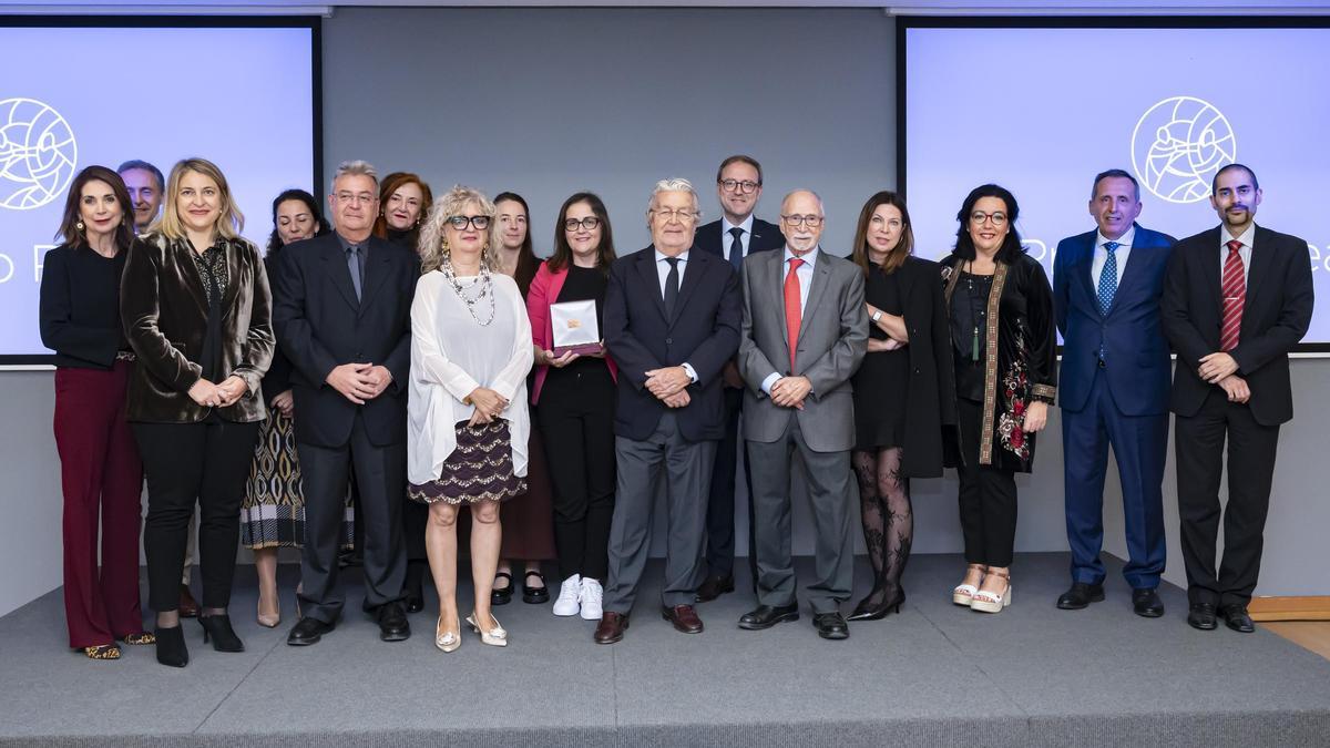 Representantes de los Montes de Piedad, de Fundación Bancaja y de Fevadis en la entrega del Premio Presea.