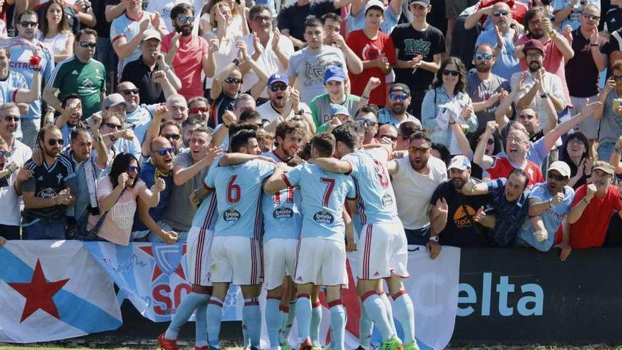 Los jugadores del Celta B celebran uno de los goles. // Cristina Graña