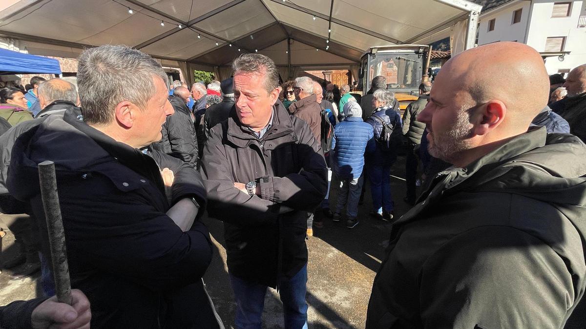 Marcelino Marcos, el pasado febrero, en la feria ganadera de Tuña (Tineo), entre José Ramón Feito y Marcos da Rocha, directores de distintos departamentos en la Consejería de Medio Rural.