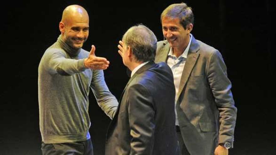 Guardiola saluda a Martino en Buenos Aires.