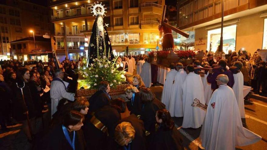 La Dolorosa y el Nazareno se cruzan en la esquina de Silgar. // Gustavo Santos