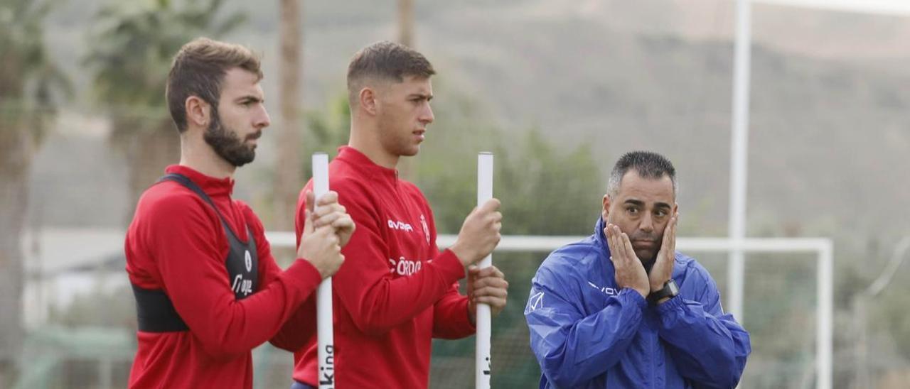 Germán Crespo observa a Ramón Bueno y Jorge Moreno en un entrenamiento del Córdoba CF, en noviembre.