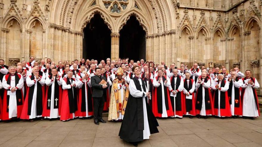 Libby Lane sonríe mientras es aplaudida por los sacerdotes tras la ceremonia de consagración celebrada ayer en la catedral de York.