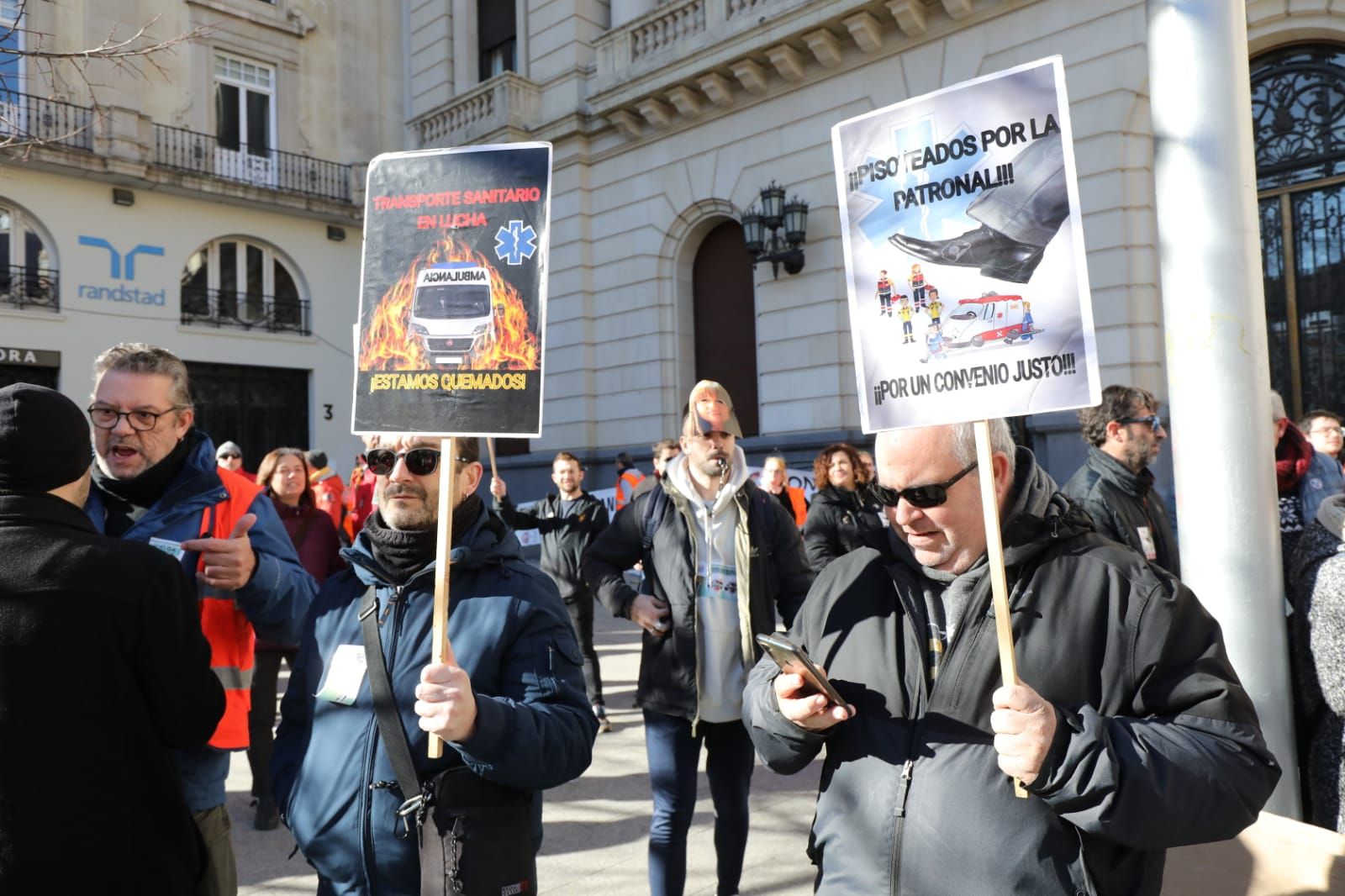 Protesta de los trabajadores de ambulancias en la Plaza España de Zaragoza