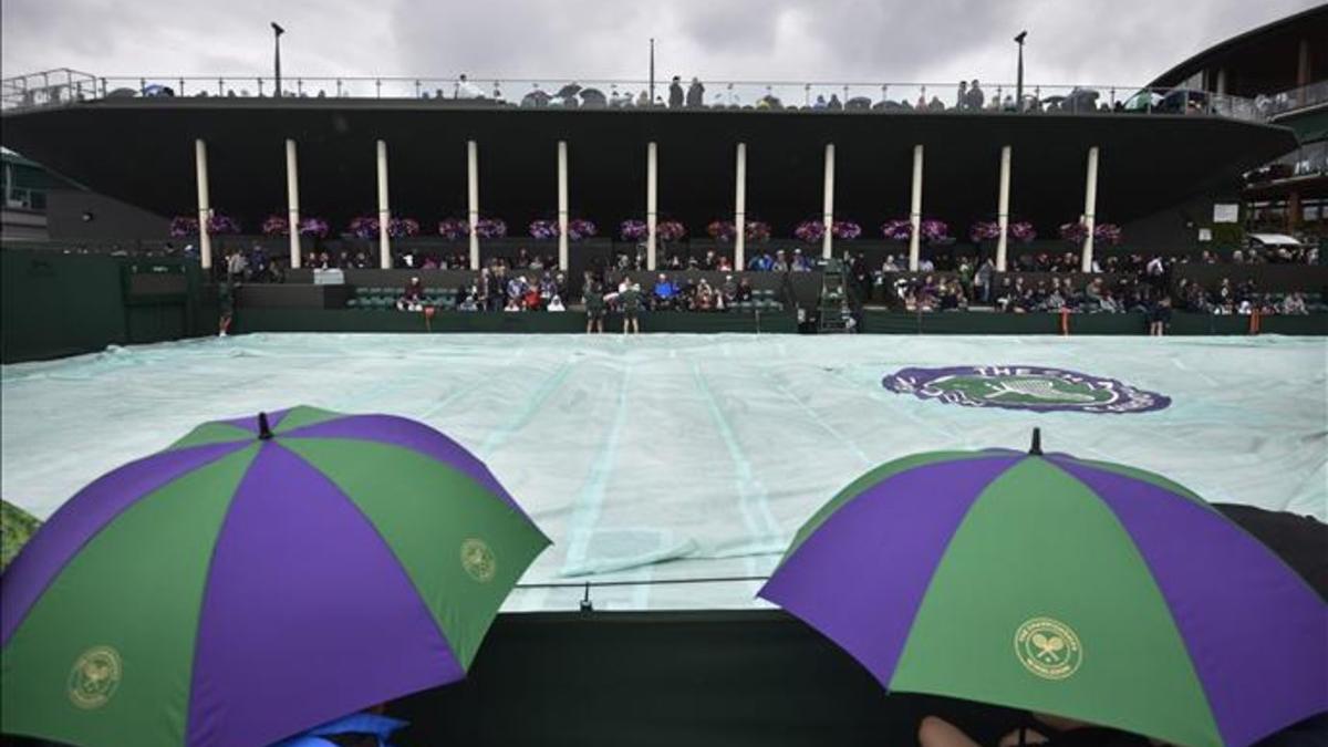 Por segundo día se han visto más lonas que tenis en las pistas de Wimbledon