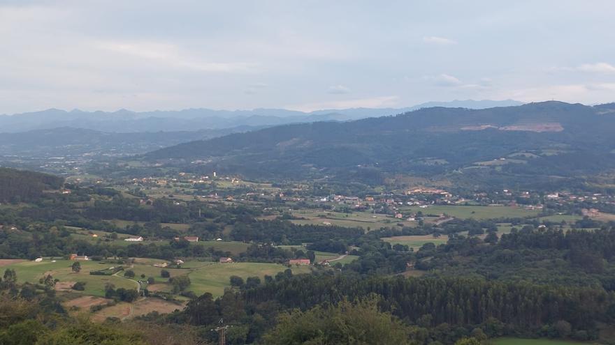 El camino a la capilla de El Fresno, la ermita de las espectaculares panorámicas de Llanera