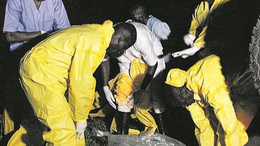 El ébola suma más de 2.000 muertos en el Congo y salta a la vecina Uganda