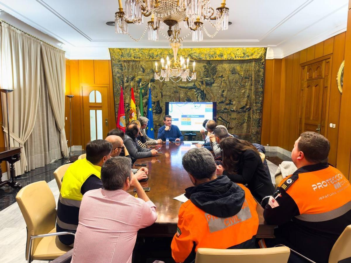 El alcalde ha presidido la reunión de urgencia del comité local de emergencia durante la noche de este martes.