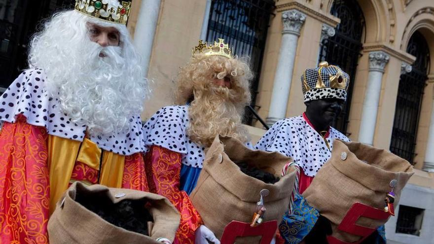 Flor Tejo, Mila Garzo y Nacio González, caracterizados como Reyes Magos, con los sacos de carbón que intentaron dejar en la sede de Presidencia para Javier Fernández.