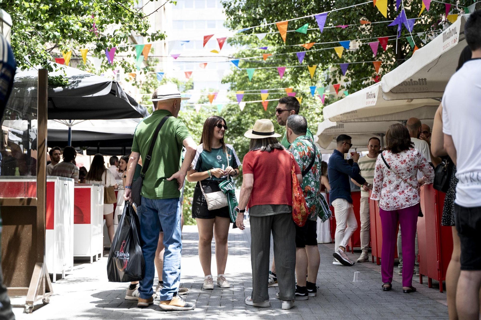 Fotogalería | Ambiente en la Feria de Día de Cáceres marcado por el partido del Cacereño: búscate en las imágenes