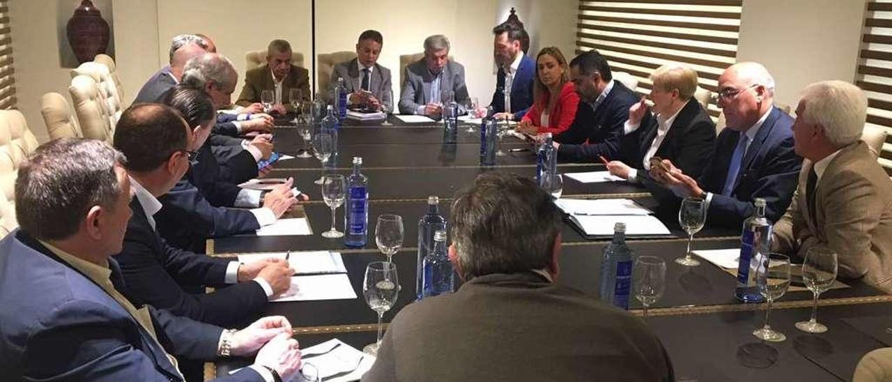 Un momento de la asamblea general extraordinaria celebrada ayer por la junta directiva de la Federación de Usuarios del Puerto. // FdV