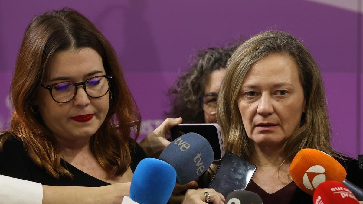 La secretaria de Estado de Igualdad y contra la Violencia de Género, Ángela Rodríguez (i), y la delegada del Gobierno contra la Violencia de Género, Victoria Rosell, atienden a los medios de comunicación este lunes en Madrid para hablar de las últimas novedades judiciales relativas a la violencia sexual.