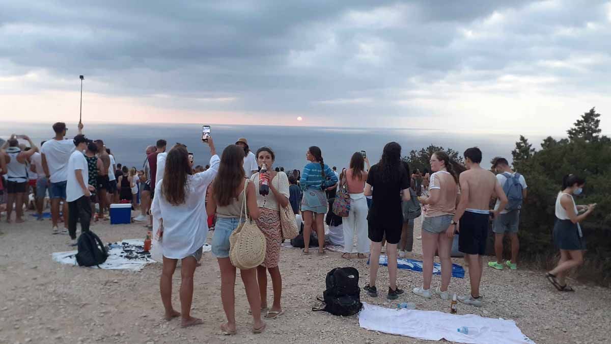 La puesta de sol en Ibiza, un botellón con vistas