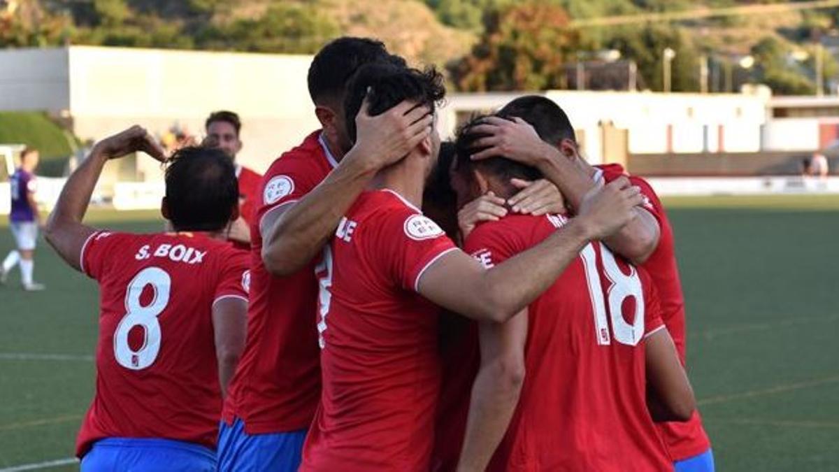 Los jugadores del At. Saguntino celebrando un gol.