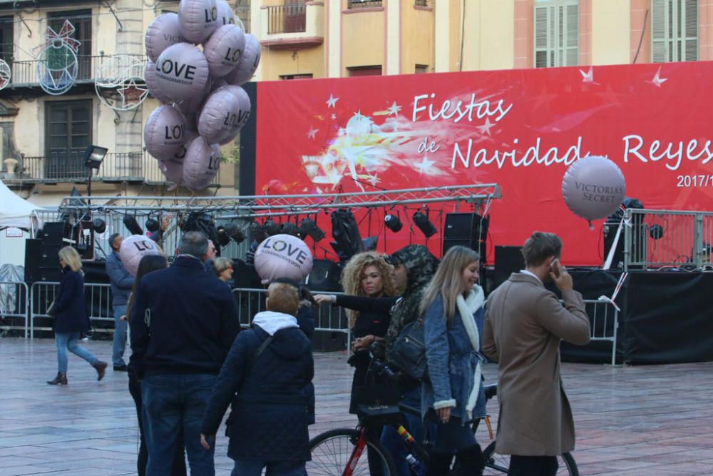 Muchas personas aguardan a la apertura de las puertas del comercio para ser las primeras en conocer la nueva tienda de la prestigiosa firma internacional de lenceria