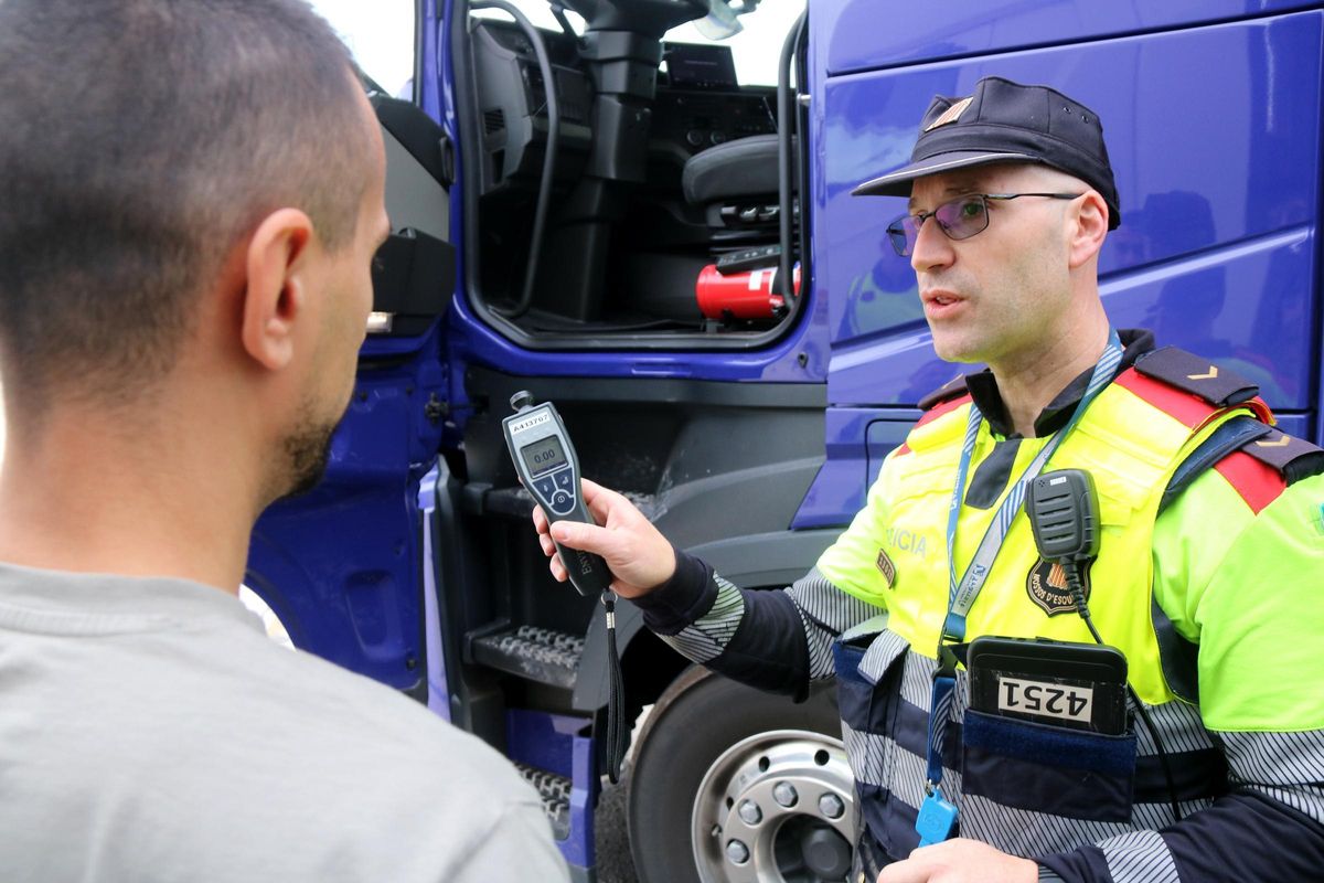 Un agent dels Mossos mostra l'alcoholímetre marcant zero després d'una prova a un camioner a l'AP-7