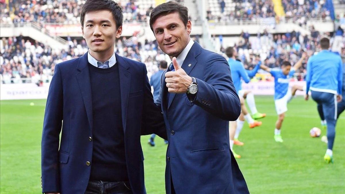 Steven Zhang (presidente) y Javier Zanetti (vicepresidente) posan antes de un partido del Inter.