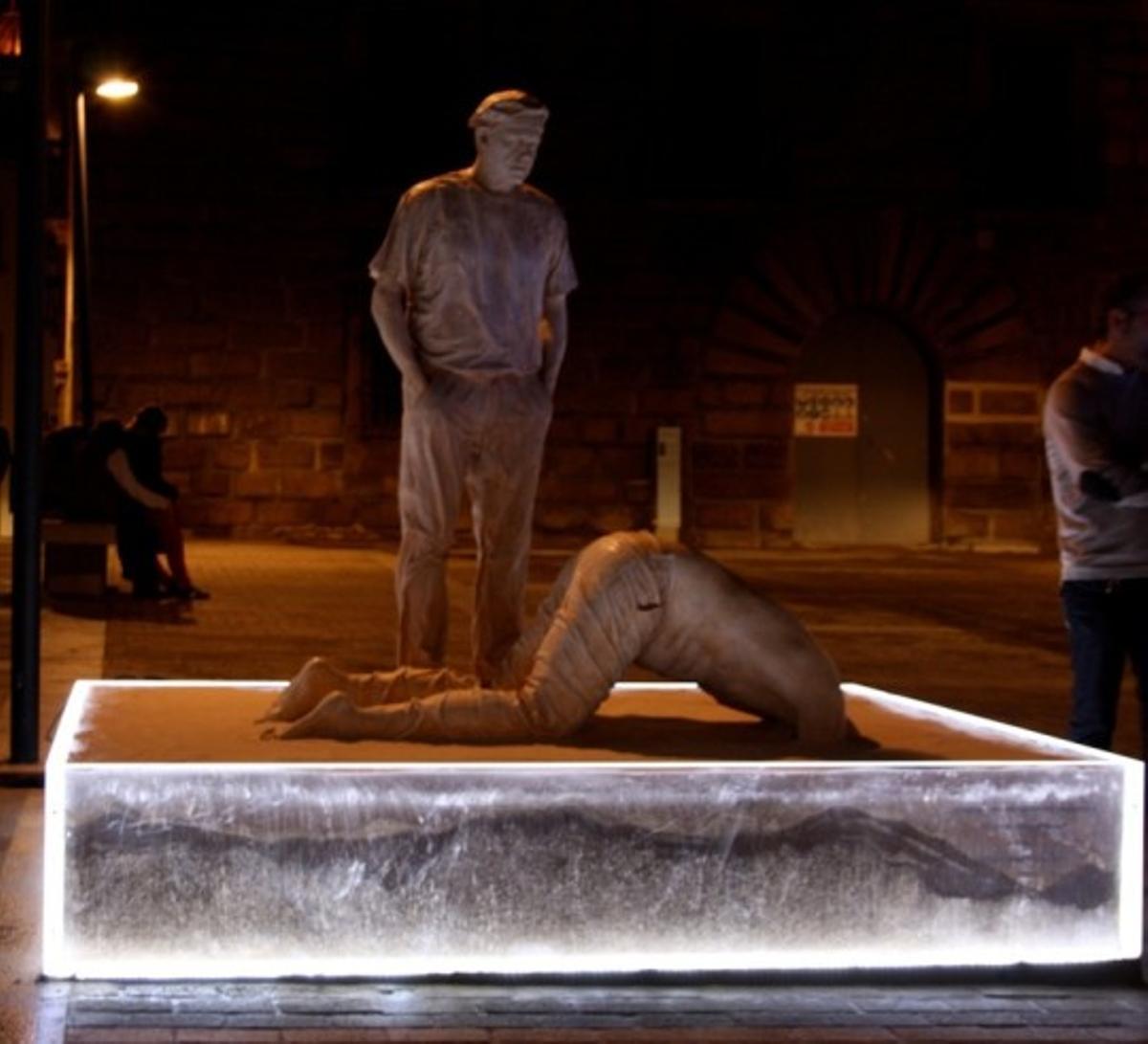 Una imagen de la escultura completa en la plaza de Ansano de Plasencia.