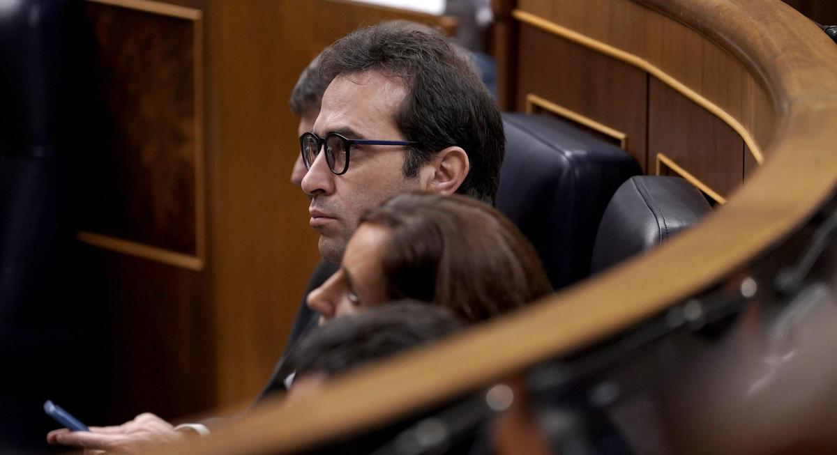 Carlos Cuerpo. Pedro Sánchez comparece en el Congreso de los Diputados para informar sobre la posición del Gobierno ante la guerra de Oriente Próximo. Carlos Cuerpo. Pedro Sánchez comparece en el Congreso de los Diputados para informar sobre la posición del Gobierno ante la guerra de Oriente Próximo.