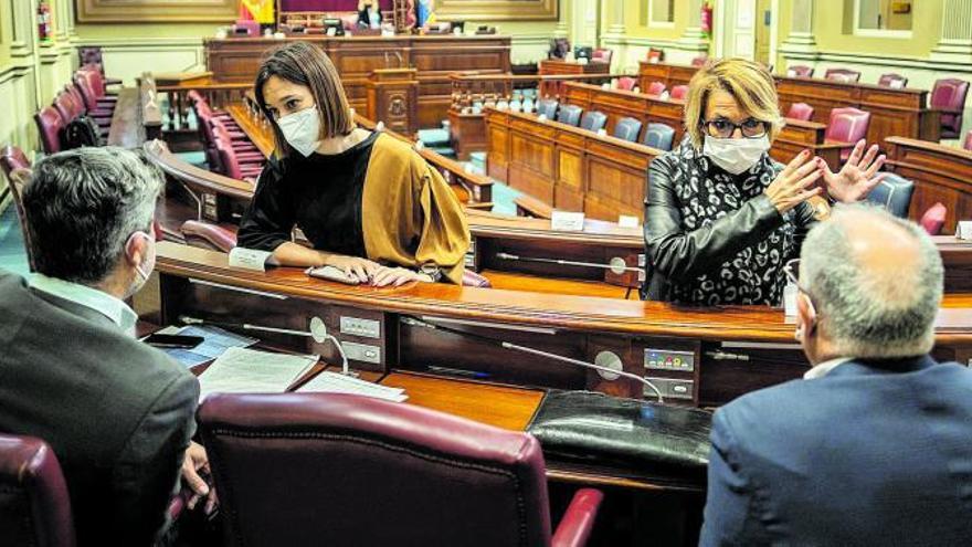 Las socialistas Nira Fierro, a la izquierda, y Elena Máñez hablan, ayer, con los diputados de la Agrupación Gomera Jesús Ramos y Casimiro Curbelo.