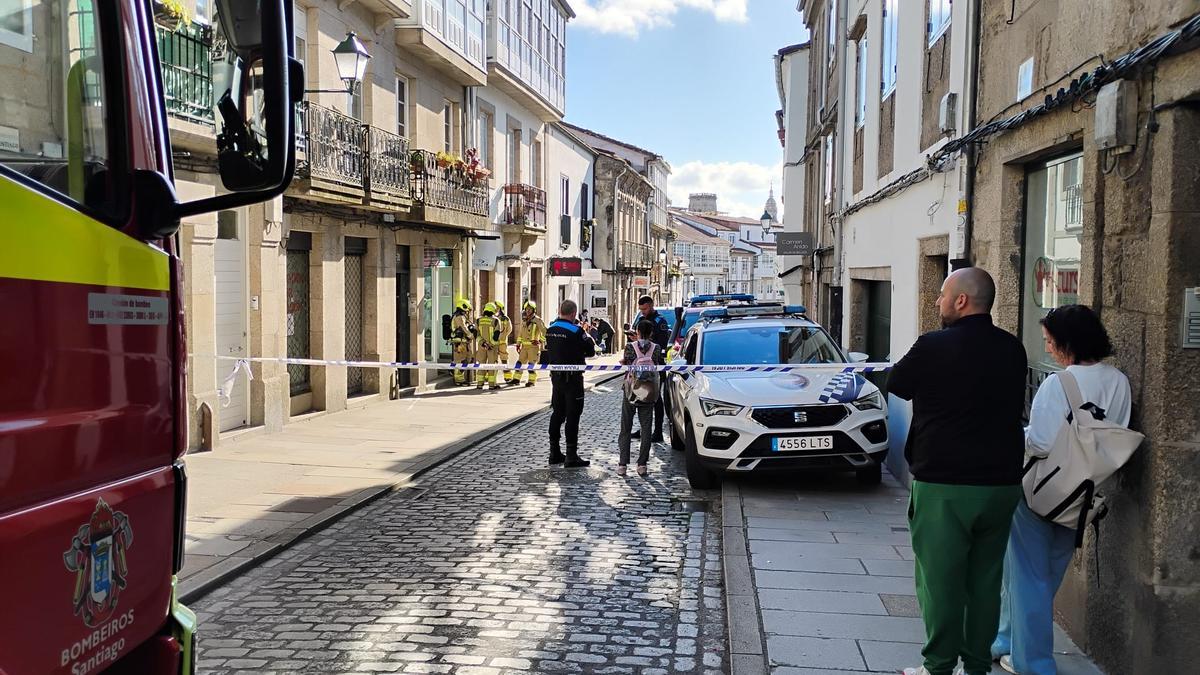 Una fuga de gas en un edificio de la rúa de San Pedro obliga a desalojar tres viviendas en Santiago