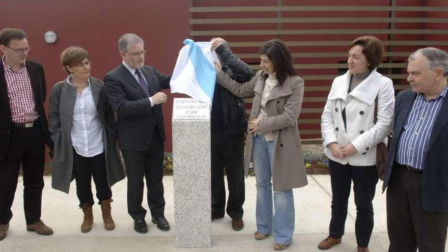 El exalcalde Abel López Soto, tercero por la izda., y ediles de su Ejecutivo, en la inauguración del centro de día.