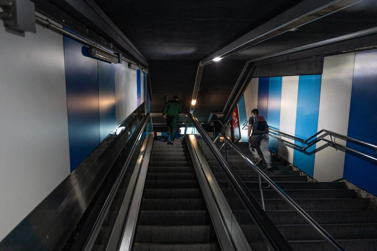 Usuarios del metro se ven afectados por el apagón