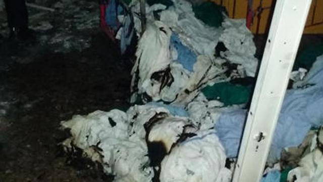 La jaula de ropa, incendiada, en el sótano del centro.