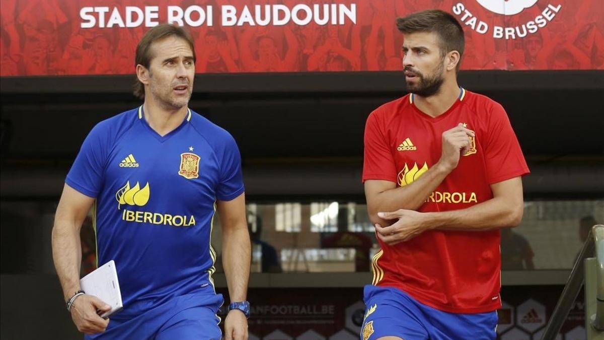 Julen Lopetegui y Gerard Piqué saltan al césped del estadio Rey Baldunio antes del entrenamiento de este miércoles