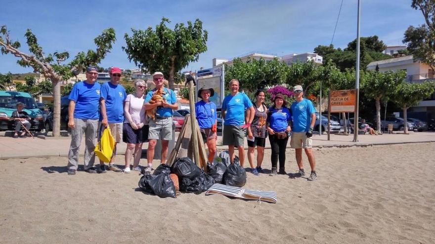 El grup de voluntaris que va netejar la platja del Grifeu