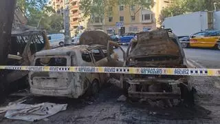 Arden 144 vehículos en el Eixample en una noche: la policía busca a un pirómano