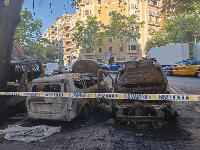 Arden 15 vehículos en el Eixample en una noche: la policía busca a un pirómano