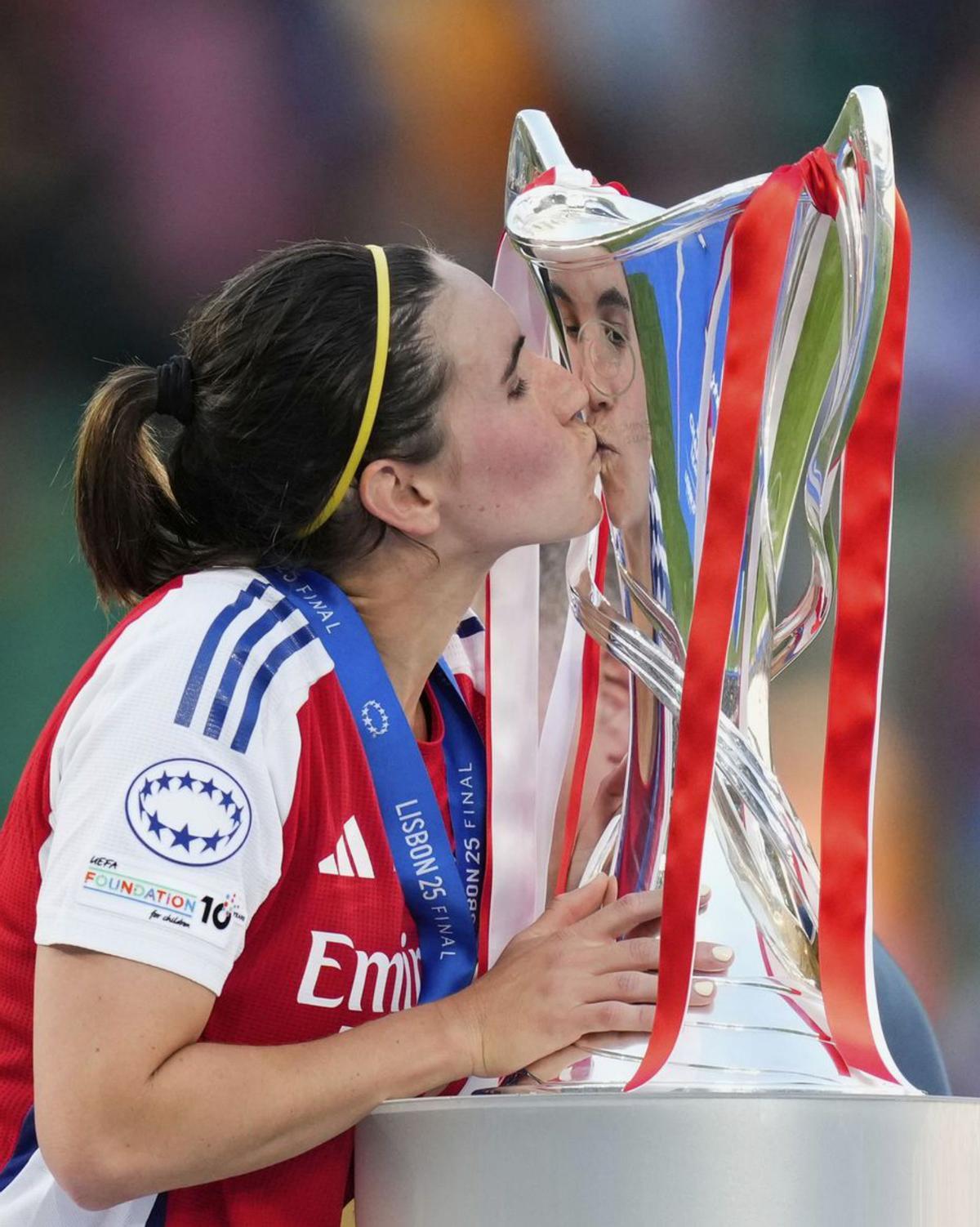 Mariona Caldentey besa la Champions que ganó en el curso 24/25.