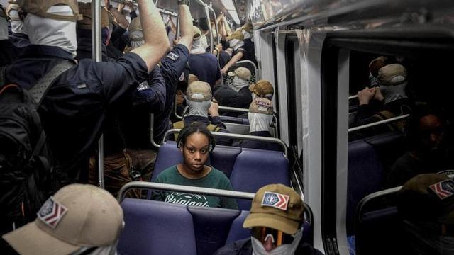 Membres de Patriot Front i una dona que viatja sola es desplacen en un tren de Washington D. C.