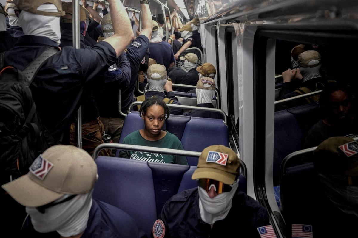 Miembros de Patriot Front y una mujer que viaja sola se desplazan en un tren de Washington D. C