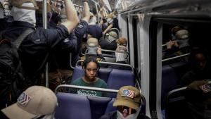 Miembros de Patriot Front y una mujer que viaja sola se desplazan en un tren de Washington D. C
