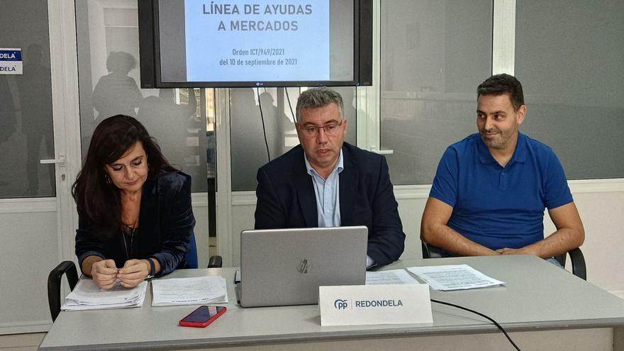 Javier Bas, en el centro, junto a sus compañeros del partido Ana Alonso e Iván Crespo.  // ANTONIO PINACHO