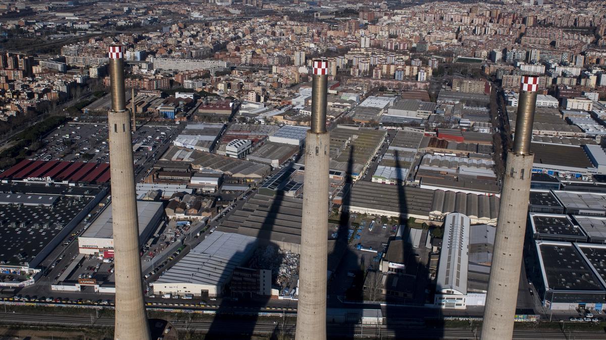 Las Tres Xemeneies, en Sant Adrià de Besòs, vistas desde el aire.